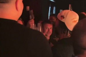 一片狼藉！尼克斯庆祝过后的马刺更衣室！满地板爆米花和香槟